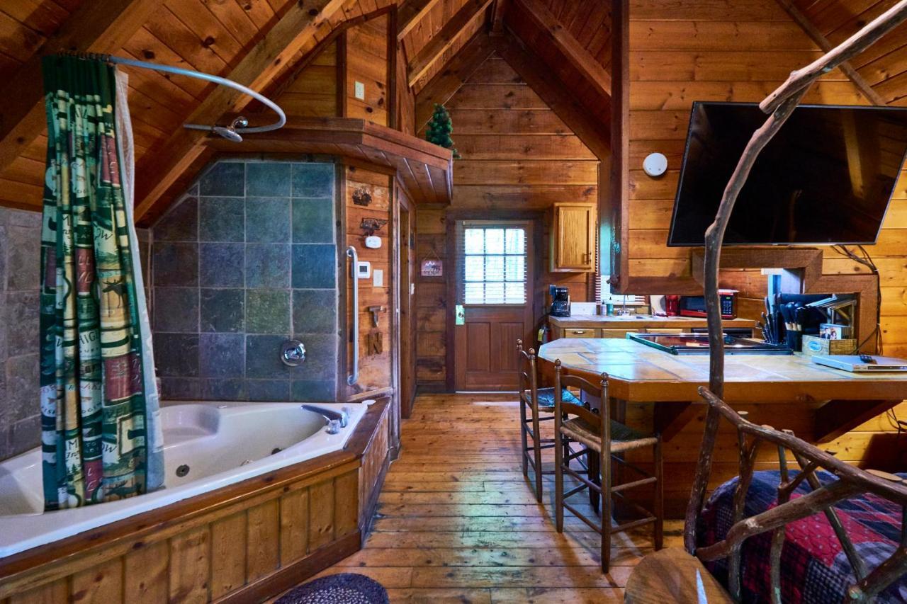 Wild Columbine - Gatlinburg Area Hottub Romantic Cabin Villa Sevierville Exterior photo