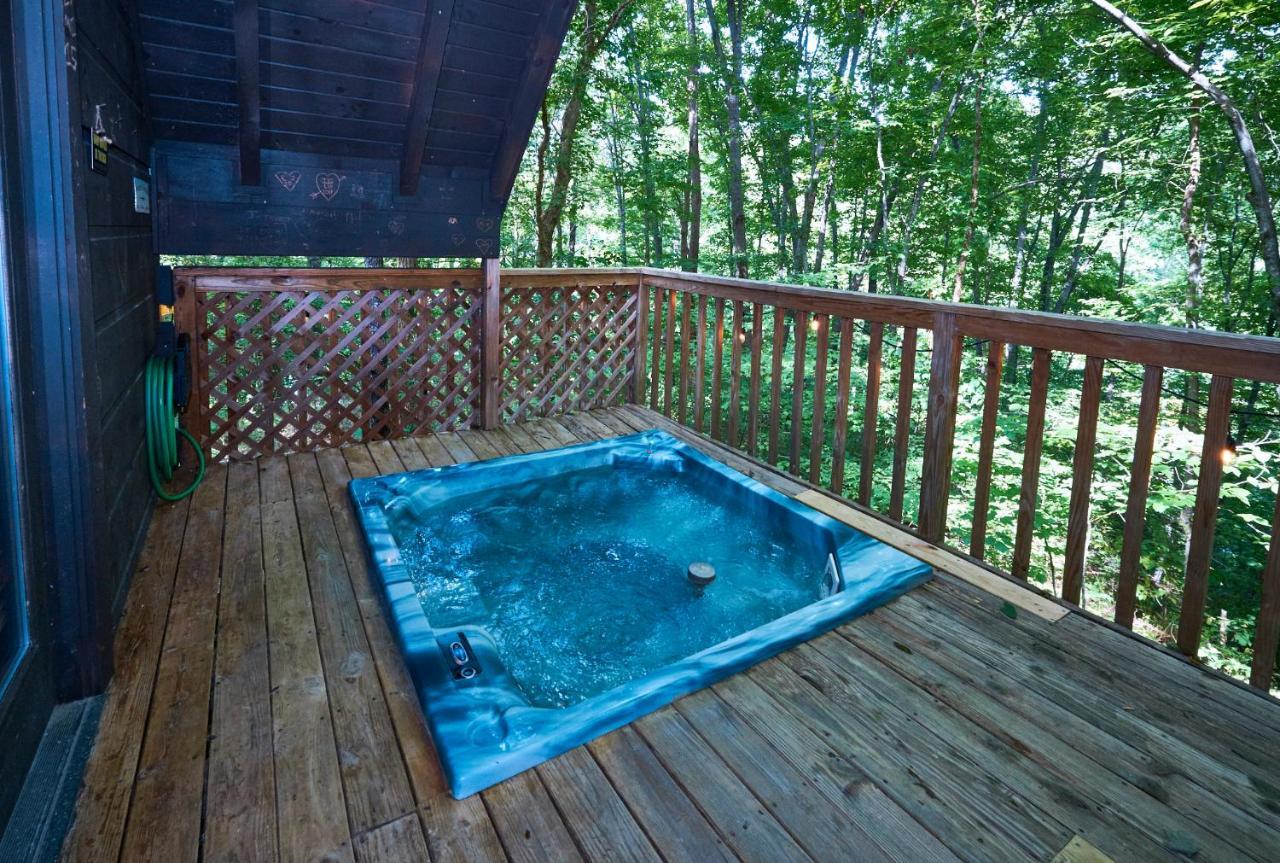 Wild Columbine - Gatlinburg Area Hottub Romantic Cabin Villa Sevierville Exterior photo